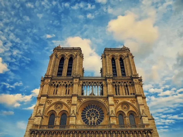 Відкриття величності: аналіз собору Паризької Богоматері (Нотр-Дам)